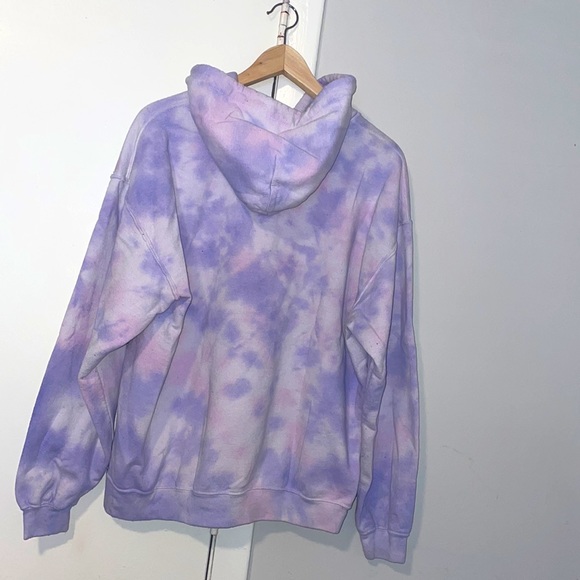 brand is The notorious B.I.G The size is L but it could fit like a medium - Picture 2 of 2